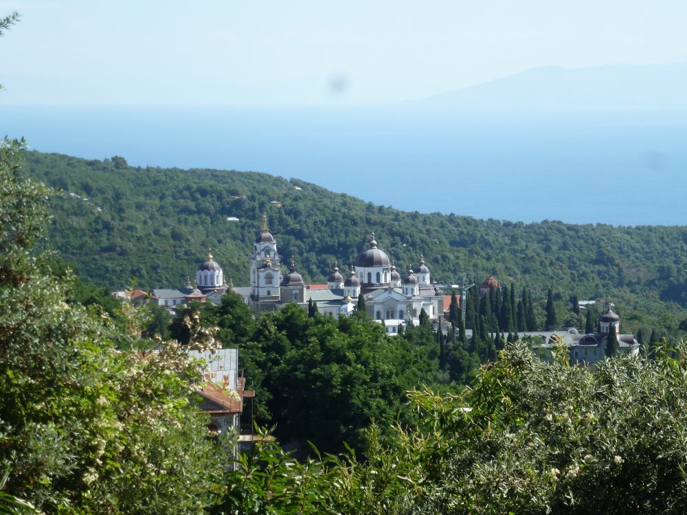 Андреевский скит, Афон (Ἀθως) (Айон-Орос (Άγιον Όρος), Греция). общий вид в ландшафте