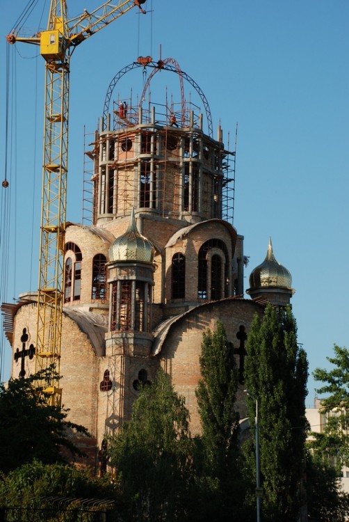 Церковь Ольги равноапостольной, Харьковский Массив (Дарницкий район, Украина, г. Киев). общий вид в ландшафте, Строящийся Собор