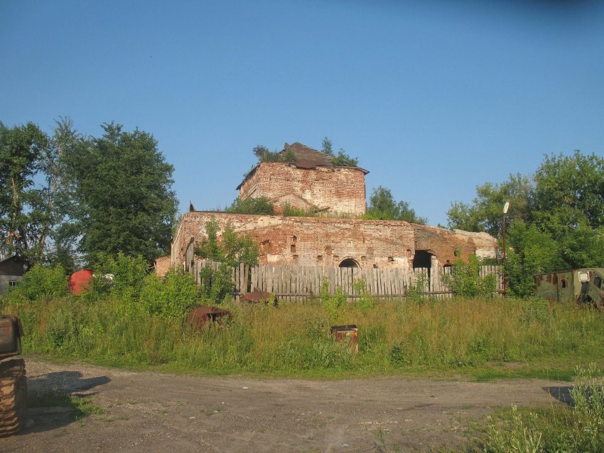 Лежнево. Церковь Покрова Пресвятой Богородицы. общий вид в ландшафте, Вид с запада (шатровая колокольня разрушена). Теплый придел Ильи Пророка