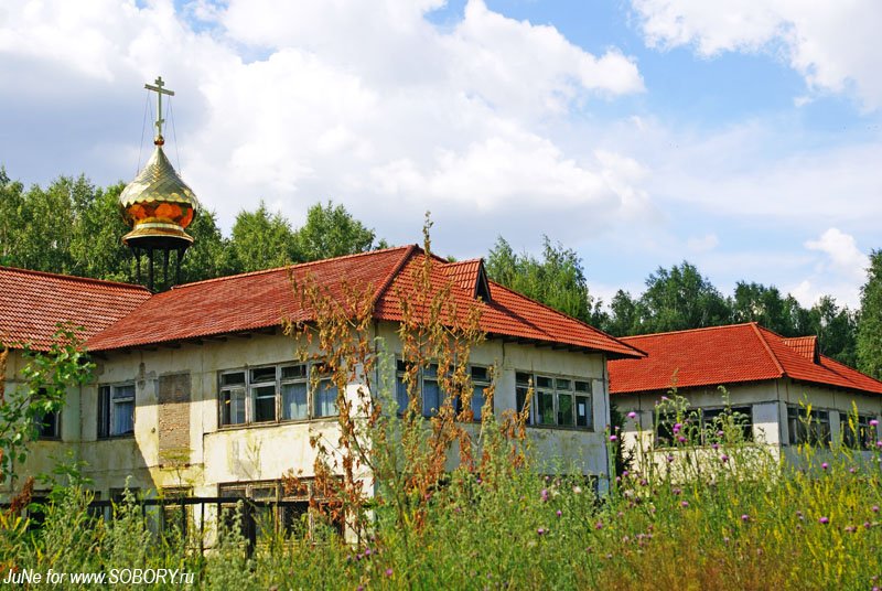 Омск. Домовая церковь Сильвестра (Ольшевского) при православном духовном центре. общий вид в ландшафте