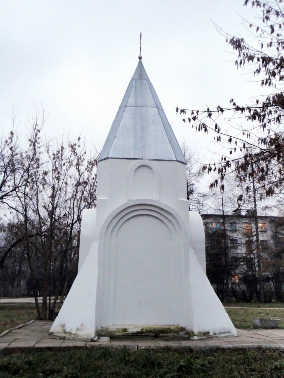 Часовня Николая Чудотворца в память 100-летия Московско-Виндавской железной дороги, Ржев (Ржевский район и г. Ржев, Тверская область). общий вид в ландшафте