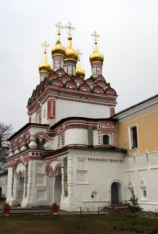 Успенский Иосифо-Волоцкий монастырь. Церковь Петра и Павла над Святыми вратами, Теряево (Волоколамский городской округ, Московская область). фасады
