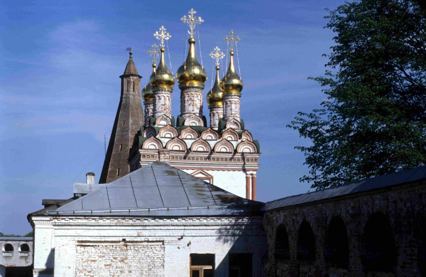 Теряево. Успенский Иосифо-Волоцкий монастырь. Церковь Петра и Павла над Святыми вратами. фасады