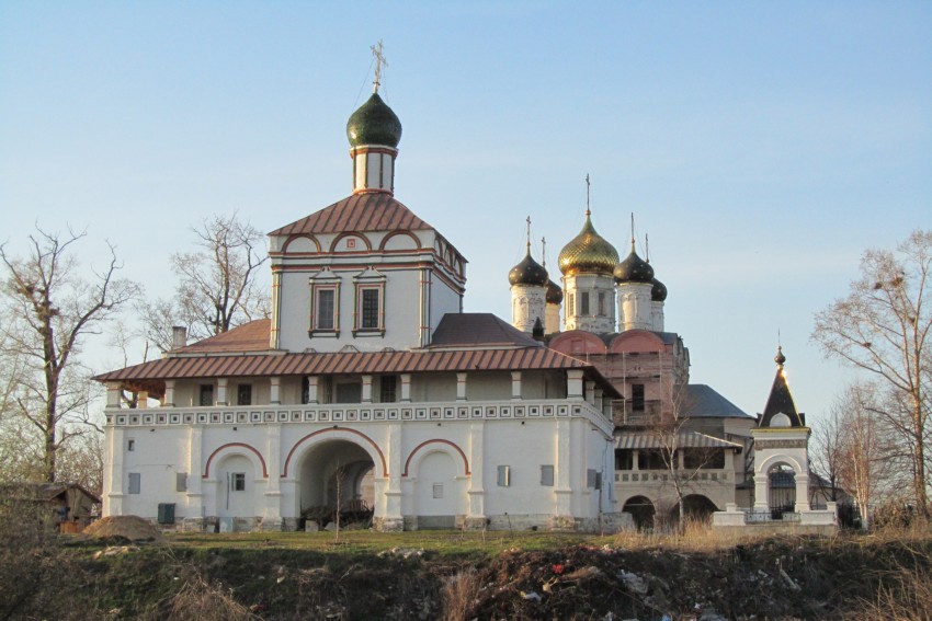 Фаустово (Красный холм). Краснохолмская Ново-Соловецкая Марчуговская пустынь. Церковь Зосимы и Савватия Соловецких. общий вид в ландшафте, вид с юго-востока