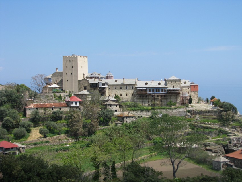 Монастырь Пантократор, Афон (Ἀθως) (Айон-Орос (Άγιον Όρος), Греция). общий вид в ландшафте