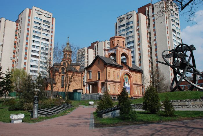 Церковь Феодосия Черниговского, Беличи (Святошинский район, Украина, г. Киев). общий вид в ландшафте