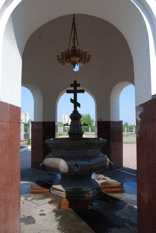 Церковь Рождества Христова на Березняках, Березняки (Днепровский район, Украина, г. Киев). архитектурные детали, Святой источник