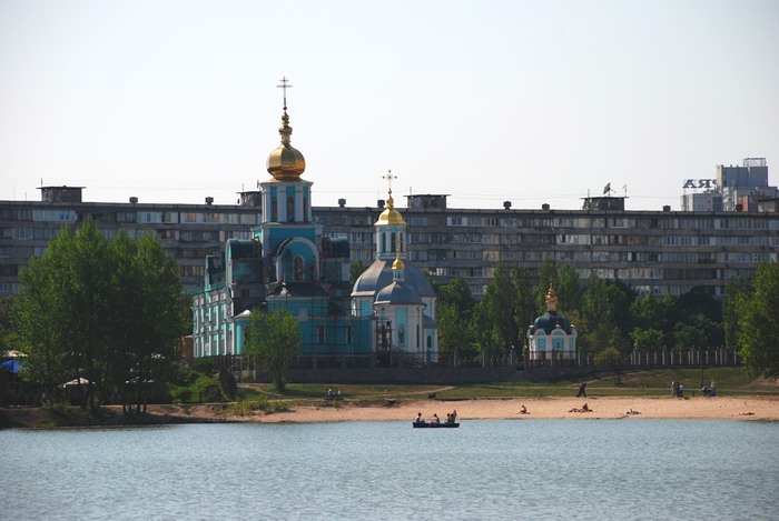 Церковь Рождества Христова на Березняках, Березняки (Днепровский район, Украина, г. Киев). общий вид в ландшафте