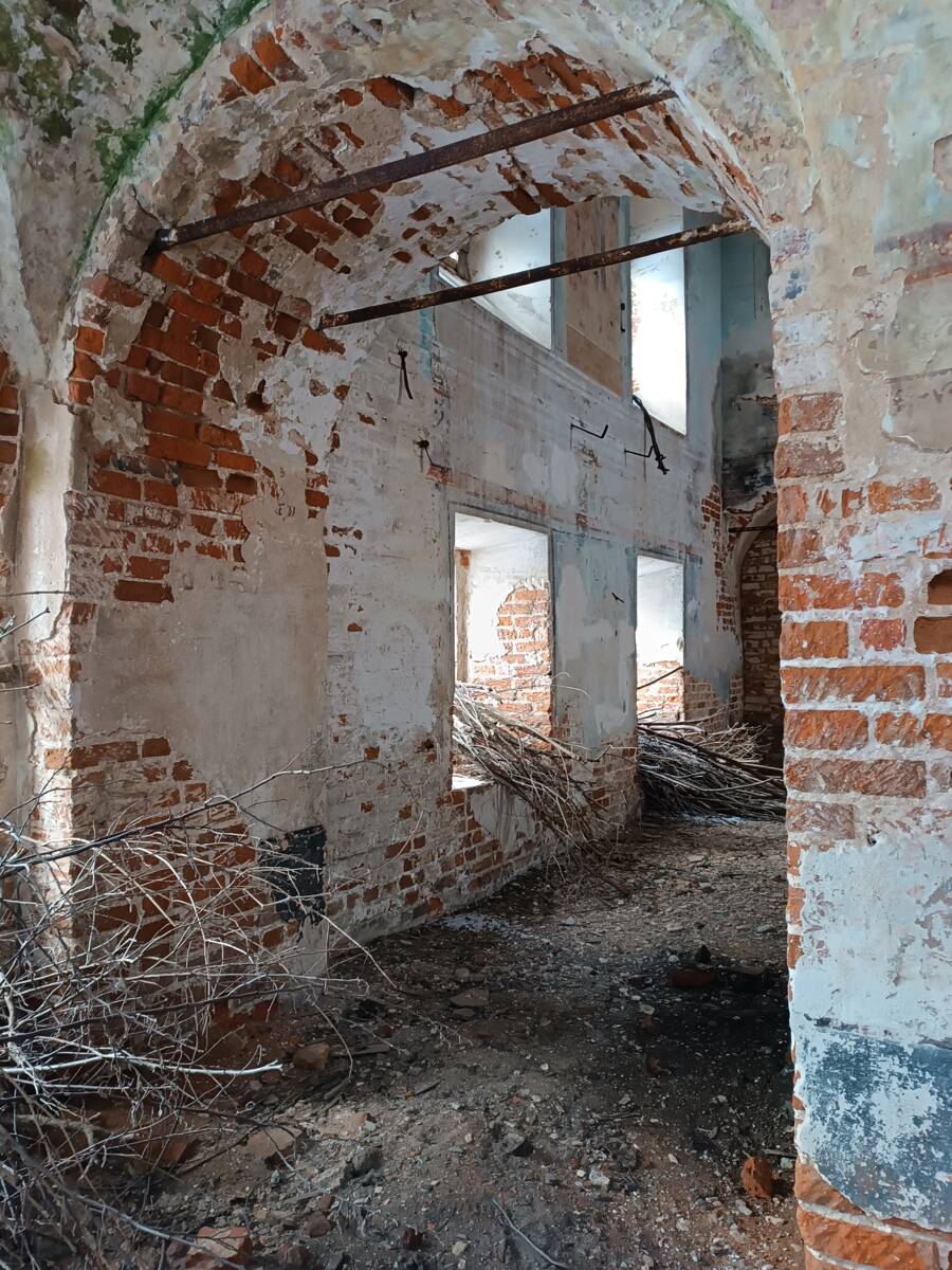 Церковь Рождества Христова, Высоко (Ярославский район, Ярославская область). интерьер и убранство, Проход между алтарём и залом для молитв