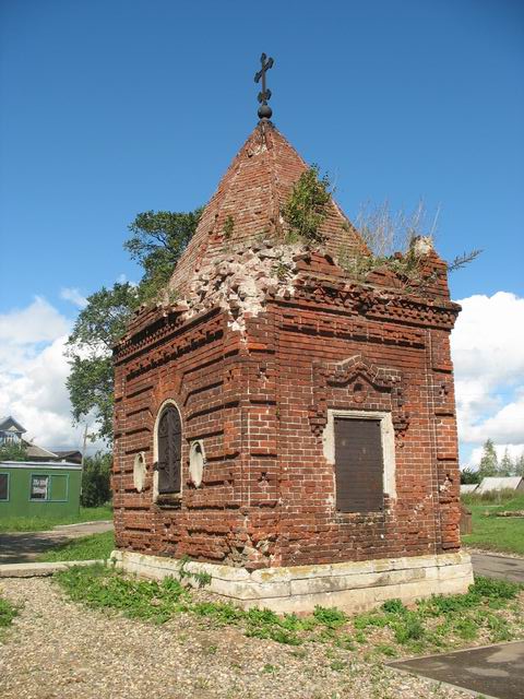 Неизвестная часовня, Тутаев (Тутаевский район, Ярославская область). фасады, Слеп семьи нотариуса Маслок