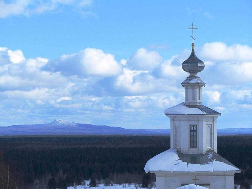 Чердынь. Часовня Спаса Нерукотворного Образа. архитектурные детали, вид с запада, на горизонте - гора Полюд