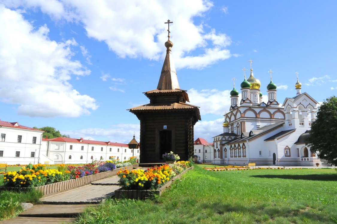 Троице-Варницкий монастырь. Часовня Сергия Радонежского, Варницы (Ростовский район, Ярославская область). общий вид в ландшафте