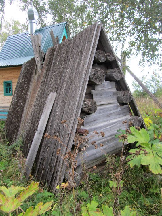 Часовня Николая Чудотворца (старая), Мартемьяновская (Луги) (Плесецкий район, Архангельская область). фасады, вид с юга на фоне новой часовни