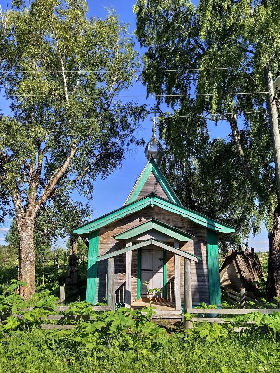Часовня Николая Чудотворца (старая), Мартемьяновская (Луги) (Плесецкий район, Архангельская область). дополнительная информация, Крыша старой часовни до сих пор лежит на земле рядом с новой