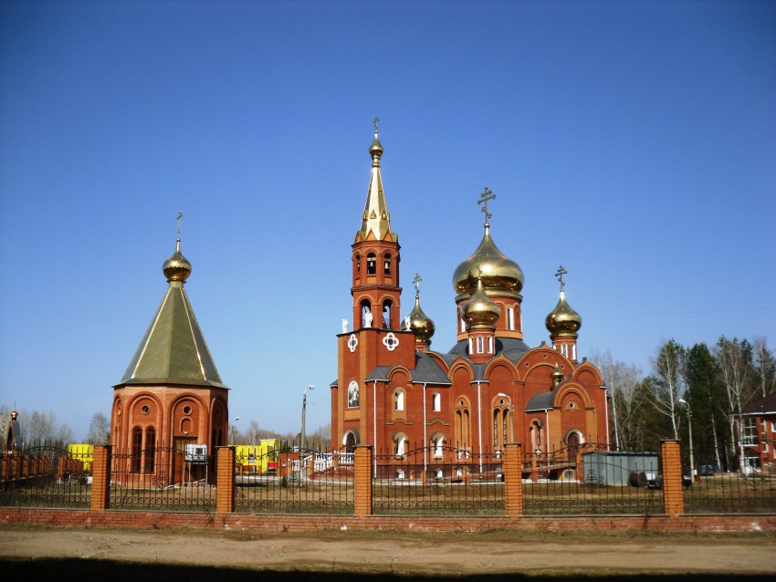 Чайковский. Церковь Георгия Победоносца. общий вид в ландшафте, вид с южной стороны,слева -водосвященная часовня