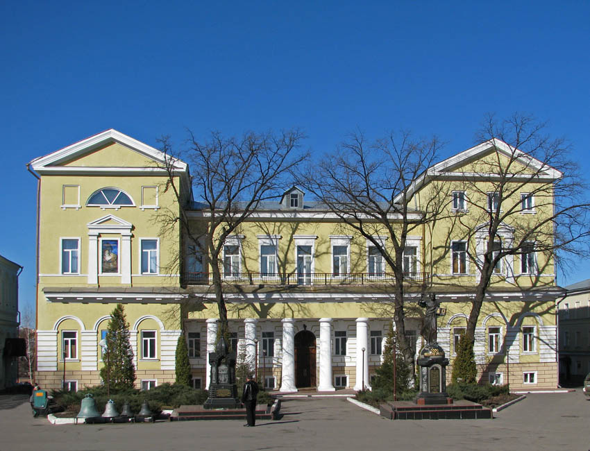 Покровский мужской монастырь, Харьков (Харьков, город, Украина, Харьковская область). дополнительная информация, В 1820 — 1826 гг, справа от Покровского собора был построен архиерейский дом - двухэтажное здание в стиле русского классицизма. Сейчас здесь размещается Епархиальное управление.
