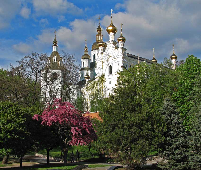 Покровский мужской монастырь, Харьков (Харьков, город, Украина, Харьковская область). общий вид в ландшафте, Вид на храмы монастыря с ул.Клочковской