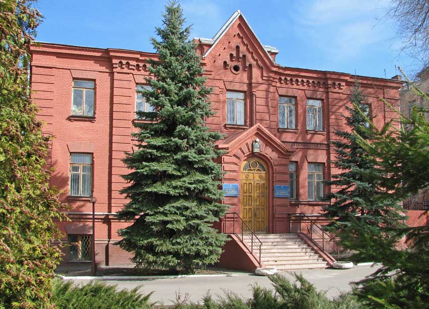 Покровский мужской монастырь, Харьков (Харьков, город, Украина, Харьковская область). дополнительная информация, Духовная Семинария.Здание построено в 1903 году по проекту епархиального архитектора В.Х.Немкина как корпус келий с трапезной и квартирами для высокопоставленных лиц духовного звания.Освящена 9 октября 2000 года