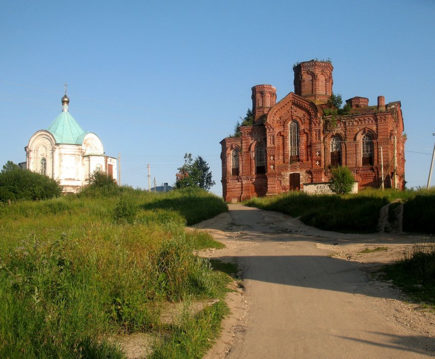 Никольский женский монастырь, Лежнево (Лежневский район, Ивановская область). общий вид в ландшафте, Общий вид бывшего монастыря (Никольская и Покровская церкви) со стороны спуска к р.Ухтохма