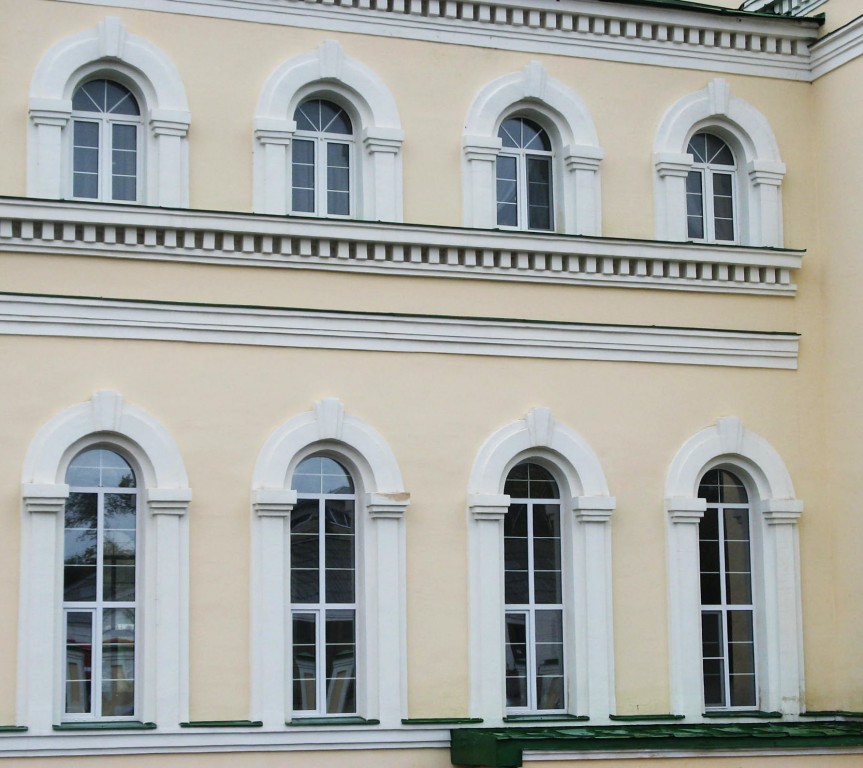 Собор Троицы Живоначальной (новый), Вольск (Вольский район, Саратовская область). архитектурные детали, Архитектурное оформление оконных проемов южного фасада собора
