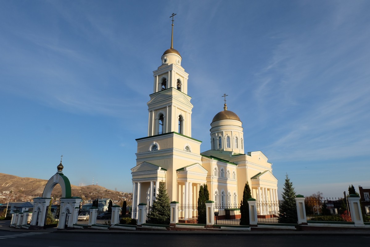 Вольск. Собор Троицы Живоначальной (новый). фасады