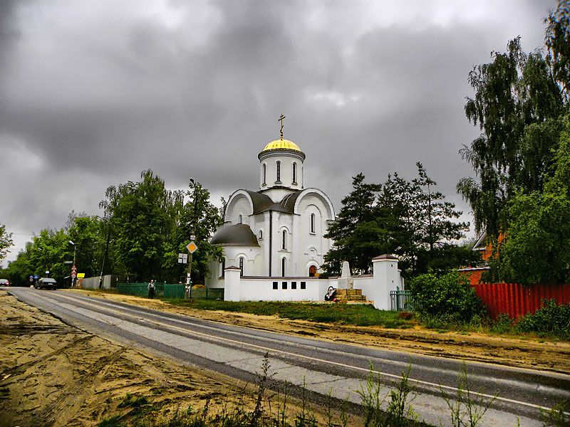 Церковь Усекновения главы Иоанна Предтечи, Новое (Раменский район и гг. Бронницы, Жуковский, Московская область). общий вид в ландшафте