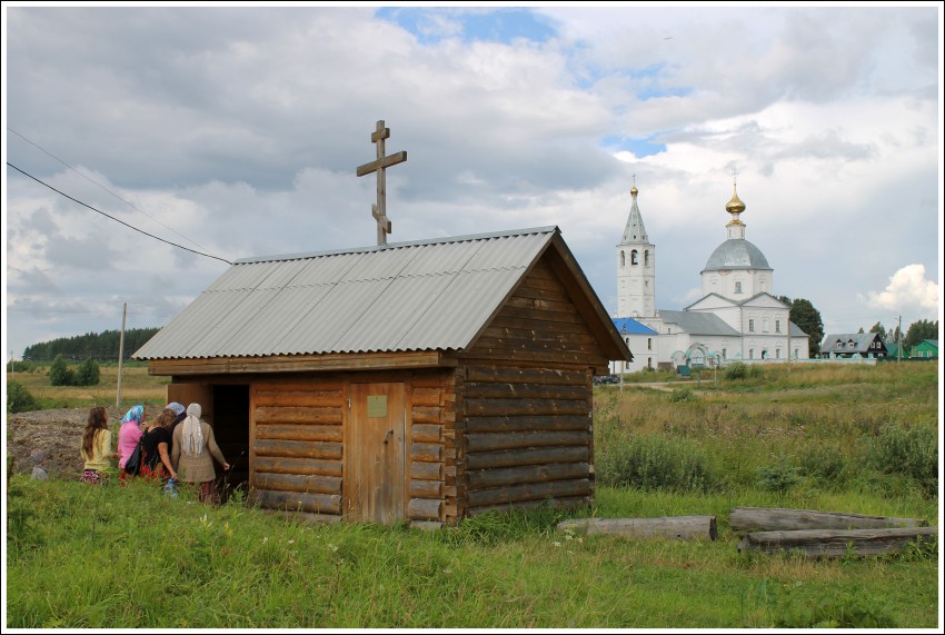 Санино. Никольский женский монастырь. Часовня Николая Чудотворца над святым источником. общий вид в ландшафте