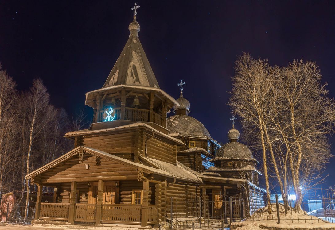 Церковь Димитрия Прилуцкого, Оленегорск (Оленегорск, город, Мурманская область). фасады, Вид ночью