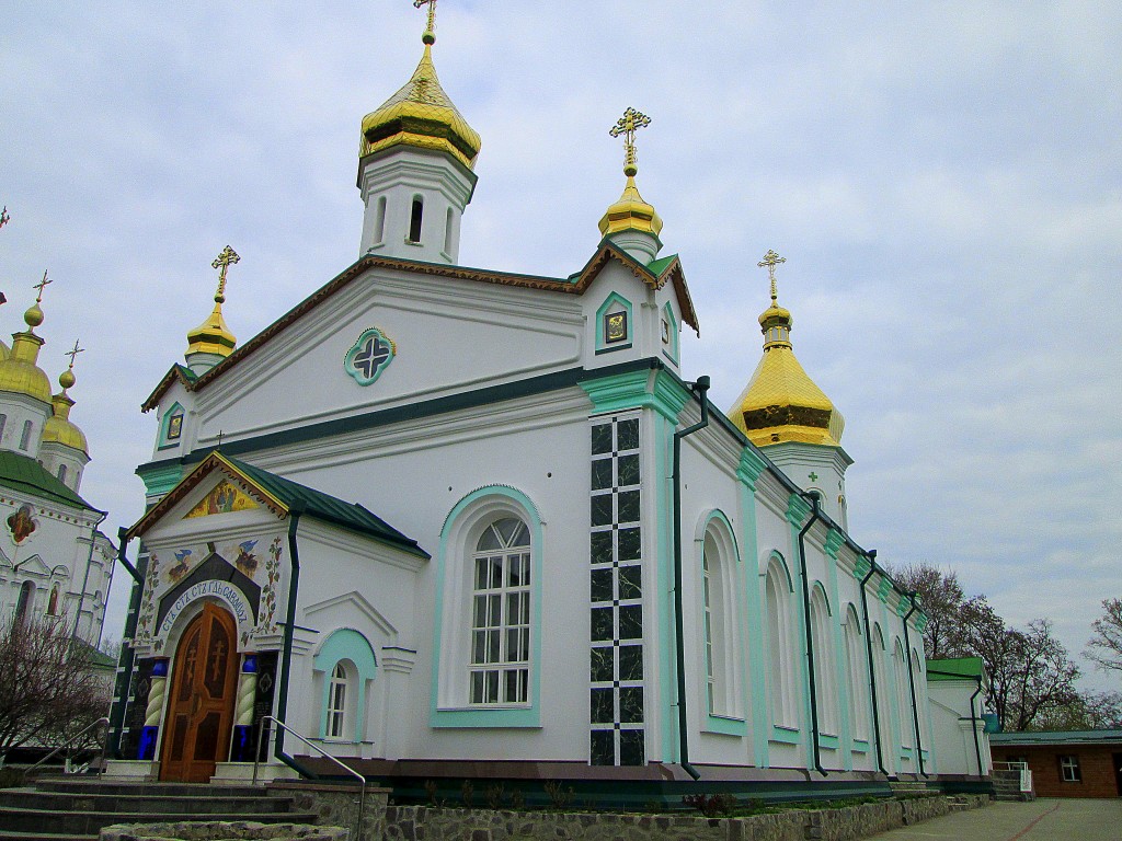 Крестовоздвиженский монастырь. Церковь Троицы Живоначальной, Полтава (Полтавский район, Украина, Полтавская область). фасады