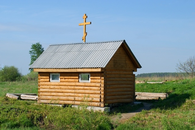 Санино. Никольский женский монастырь. Часовня Николая Чудотворца над святым источником. общий вид в ландшафте, Вид с востока.