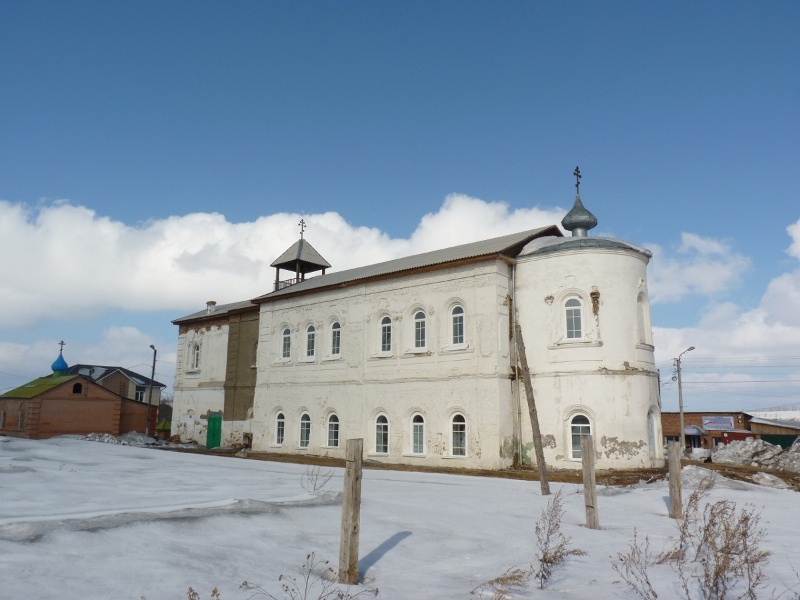 Емельяново. Церковь Троицы Живоначальной. общий вид в ландшафте