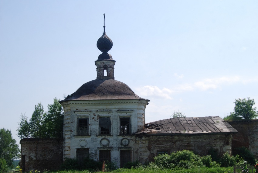 Церковь Воскресения Словущего, Воскресенское (Галичский район, Костромская область). общий вид в ландшафте, Вид с северной стороны (стороны кладбища, расположенного у Церкви)