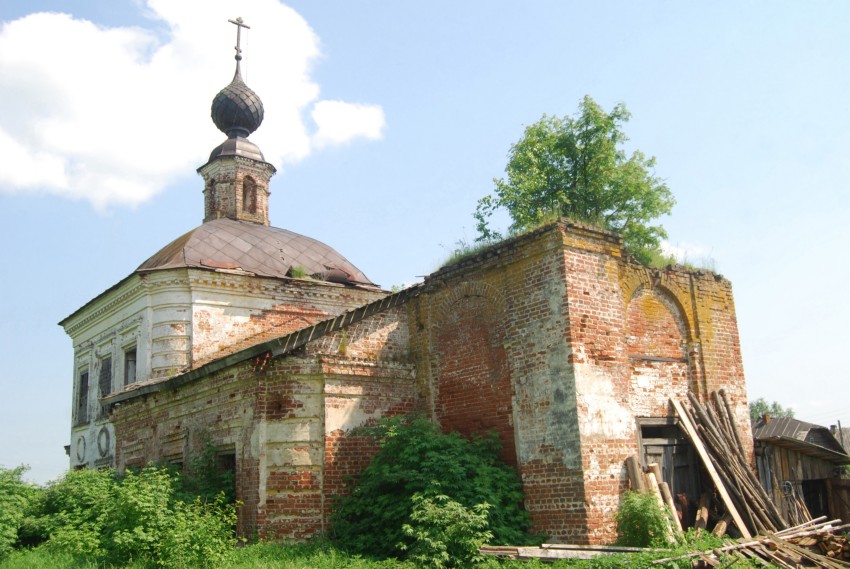 Церковь Воскресения Словущего, Воскресенское (Галичский район, Костромская область). общий вид в ландшафте, Вид с северо-запада. На первом плане - остатки колокольни