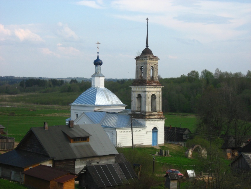 Поведь. Церковь Покрова Пресвятой Богородицы. общий вид в ландшафте