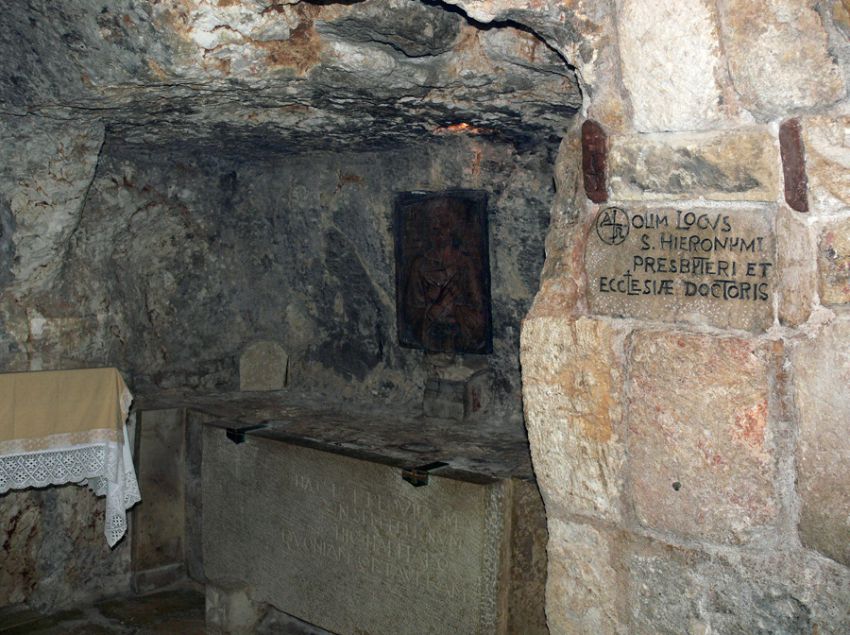 Церковь Рождества Христова, Вифлеем (Палестина, Прочие страны). интерьер и убранство, Пещера-усыпальница блаженного Иеронима