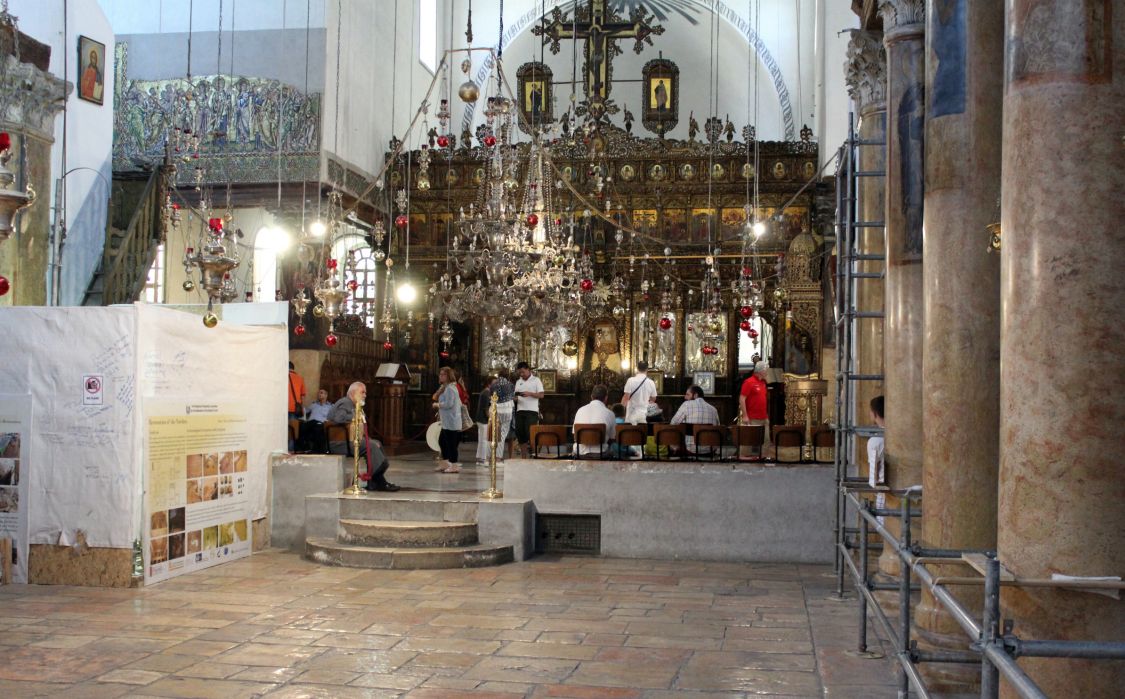 Церковь Рождества Христова, Вифлеем (Палестина, Прочие страны). интерьер и убранство, Интерьер центрального нефа.