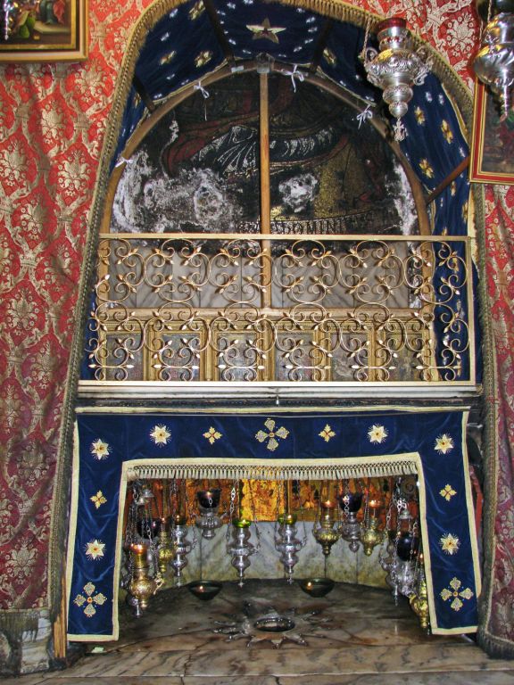 Церковь Рождества Христова, Вифлеем (Палестина, Прочие страны). интерьер и убранство, Алтарь Рождества в пещере Рождества.