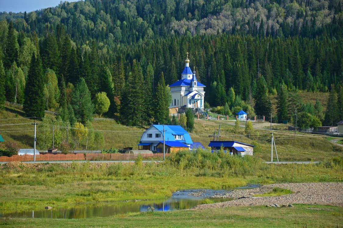 Церковь Успения Пресвятой Богородицы, Чоя (Чойский район, Республика Алтай). общий вид в ландшафте