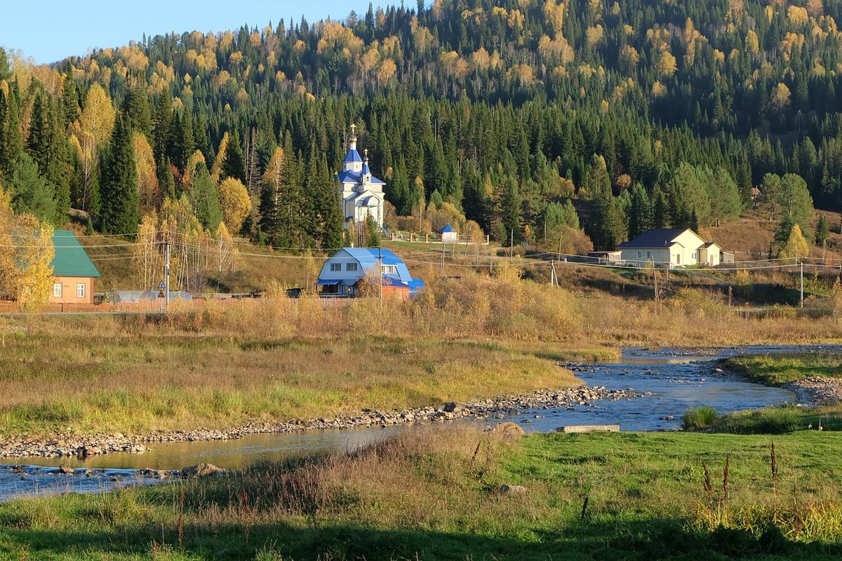 Церковь Успения Пресвятой Богородицы, Чоя (Чойский район, Республика Алтай). общий вид в ландшафте