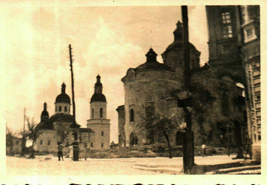 Церковь Николая Чудотворца, Глухов (Шосткинский район, Украина, Сумская область). архивная фотография, Церковь слева. Фото 1941 г. с аукциона e-bay.de