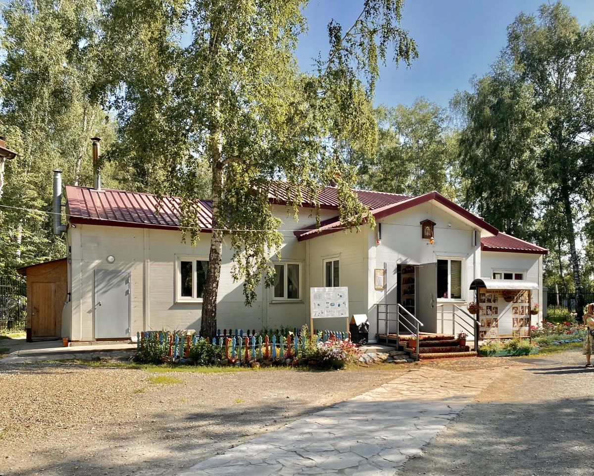 Церковь Николая, царя-мученика (временная), Новосибирск (Новосибирск, город, Новосибирская область). фасады, Вид от воскресной школы