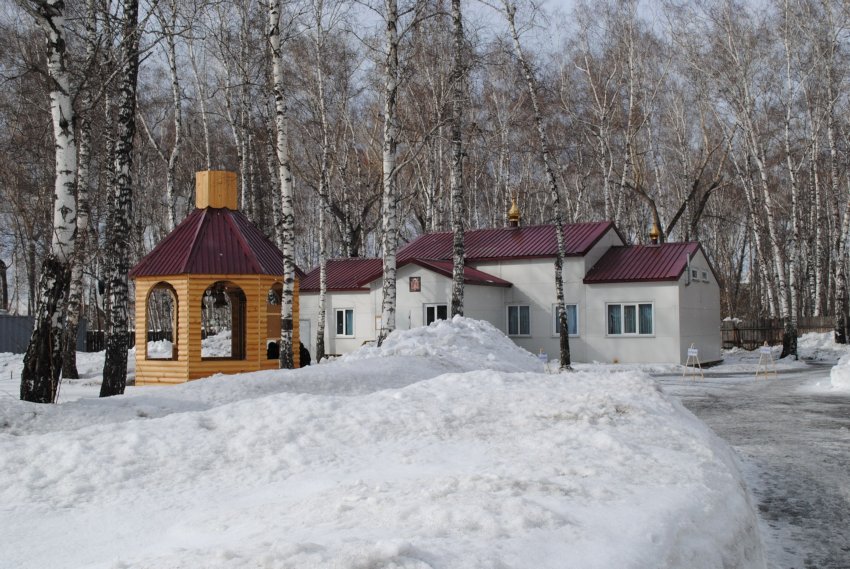 Церковь Николая, царя-мученика (временная), Новосибирск (Новосибирск, город, Новосибирская область). дополнительная информация, Общий вид на звонницу и церковь.