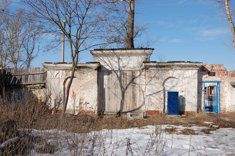 Церковь Николая Чудотворца, Большевик (погост Березна) (Серпуховский городской округ и гг. Протвино, Пущино, Московская область). дополнительная информация, «Замурованные» въездные ворота