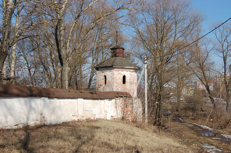 Церковь Николая Чудотворца, Большевик (погост Березна) (Серпуховский городской округ и гг. Протвино, Пущино, Московская область). дополнительная информация, Фрагмент ограды и угловая башня 