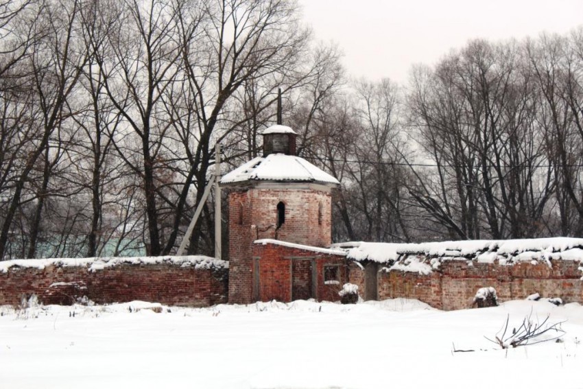 Церковь Николая Чудотворца, Большевик (погост Березна) (Серпуховский городской округ и гг. Протвино, Пущино, Московская область). дополнительная информация, Юго-восточная башня церковной ограды