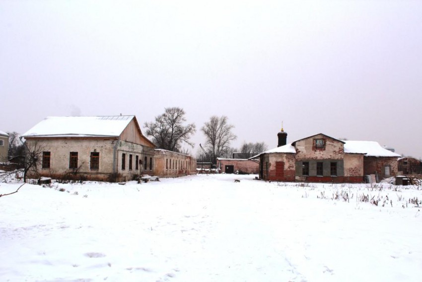 Церковь Николая Чудотворца, Большевик (погост Березна) (Серпуховский городской округ и гг. Протвино, Пущино, Московская область). дополнительная информация, Вид с юга: дом причта и Никольский храм.