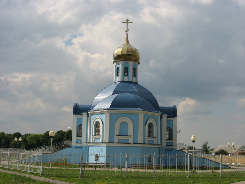 Церковь Покрова Пресвятой Богородицы, Бобровы Дворы (Губкин, город, Белгородская область). фасады, Восточный фасад. На переднем плане - алтарная часть церкви