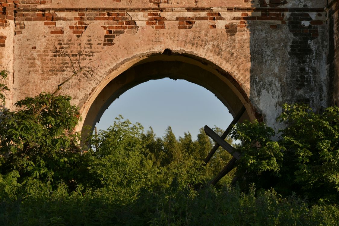 Луканово. Церковь Спаса Нерукотворного Образа. архитектурные детали, Арка между колокольней и основным объемом