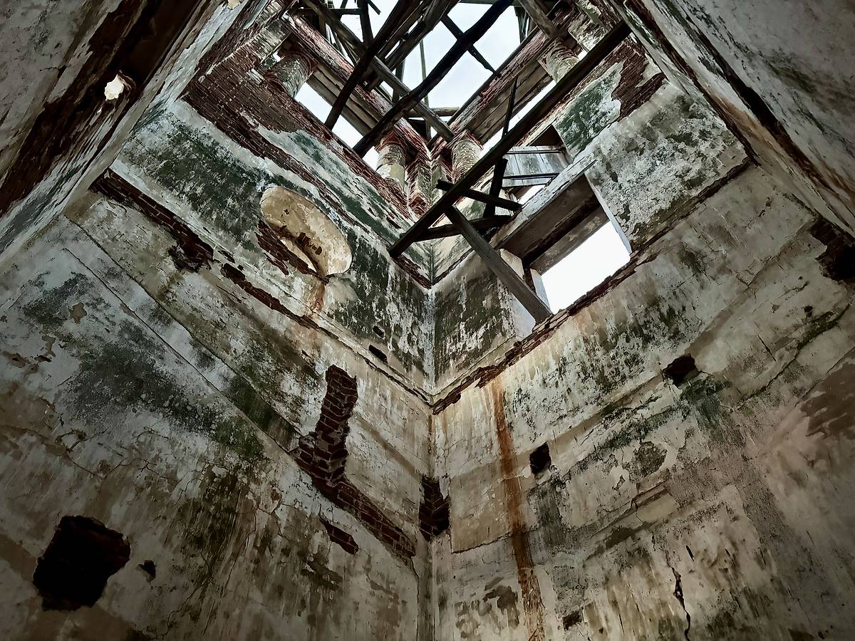 Внутренний вид колокольни, видны следы лестничных маршей, интерьер и убранство. Церковь Спаса Нерукотворного Образа, Луканово (Шатковский район, Нижегородская область)