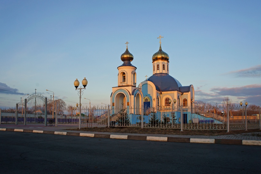 Церковь Покрова Пресвятой Богородицы, Бобровы Дворы (Губкин, город, Белгородская область). общий вид в ландшафте